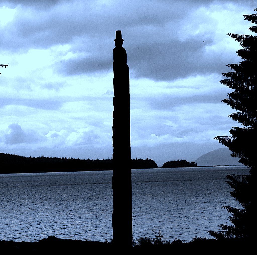Totem Pole {The story of modern social media?} |The Story Edit